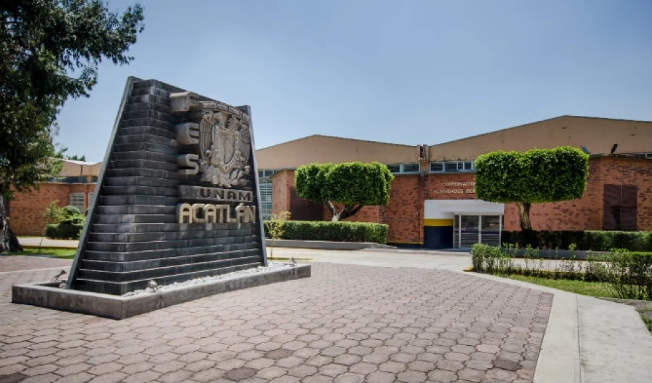 El ataque dejó al mismo agresor y al oficial herido con quemaduras leves, esto a la conclusión de una marcha pacífica