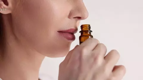 Te decimos qué son los famosos poppers y por qué lo consumen los jóvenes.