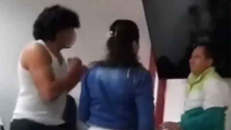 Alumno golpea a su maestro