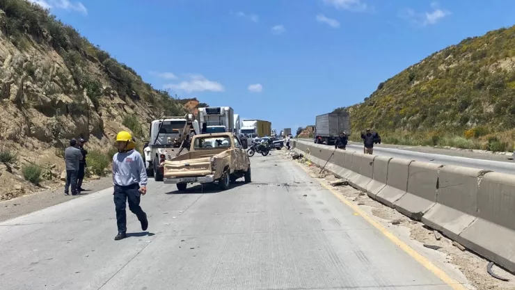 Volcadura en la carretera Tijuana a Rosarito deja víctimas