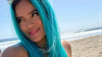 Karol G selfie en la playa.jpg