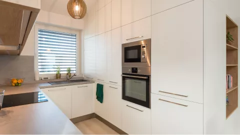 Los aparatos totalmente camuflados con los muebles pierden protagonismo en la cocina.