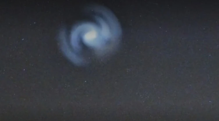 Captan espiral luminosa en el cielo de Reino Unido (VIDEO)