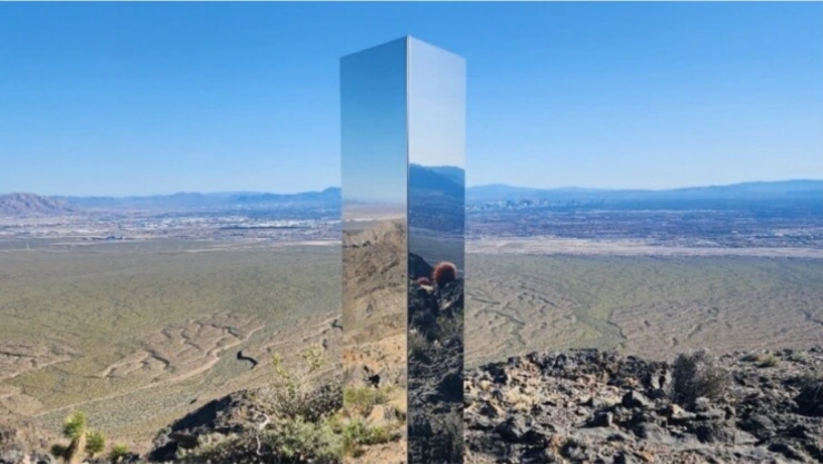 Misterioso monolito en el desierto de Nevada