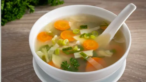 Caldo de pollo.