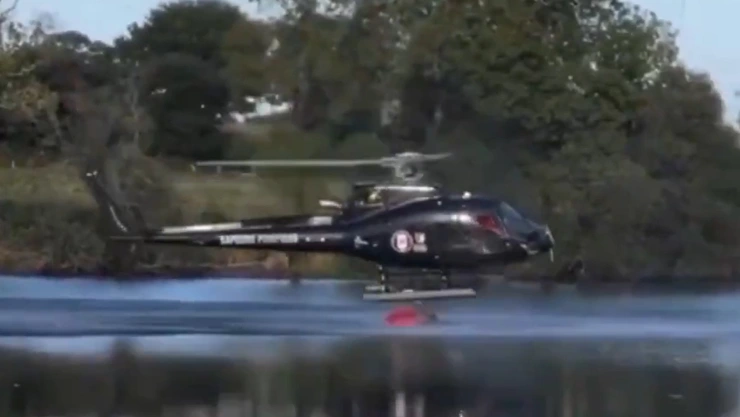 Helicoptero se estrella en un lago de Francia.jpg