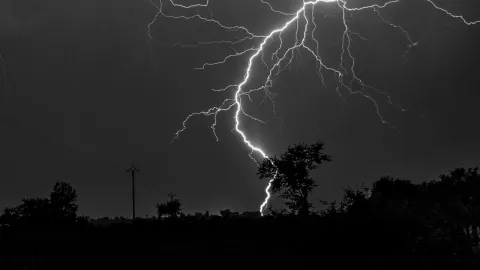Tres pescadores fueron alcanzados por un rayo en Playa Vicente, Oaxaca