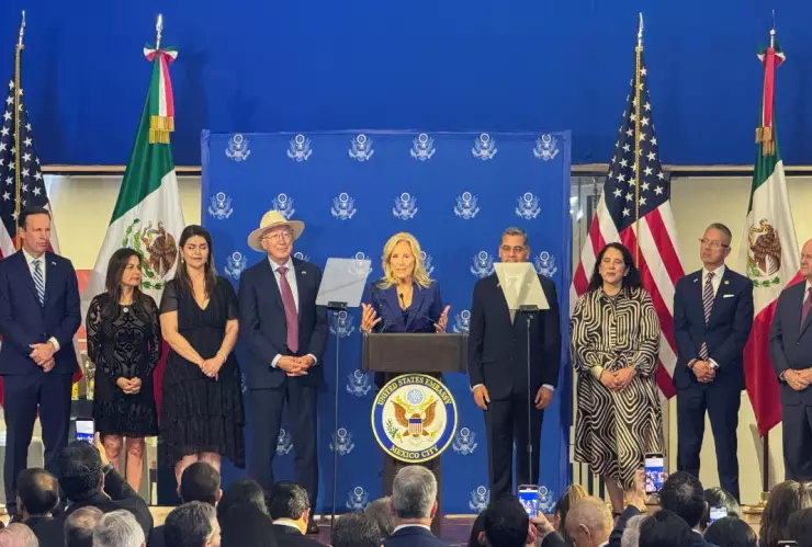 La primera dama de Estados Unidos, Jill Biden, pronuncia un discurso tras llegar a la Ciudad de México.