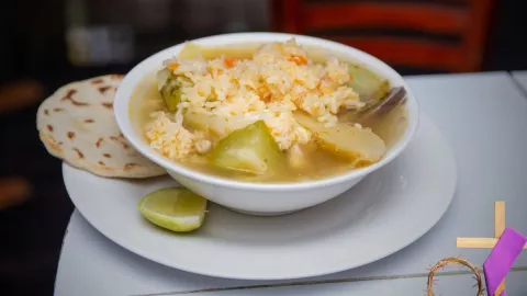La receta definitiva del más exquisito caldo de camarón para la Semana Santa 2026, según la IA.jpg