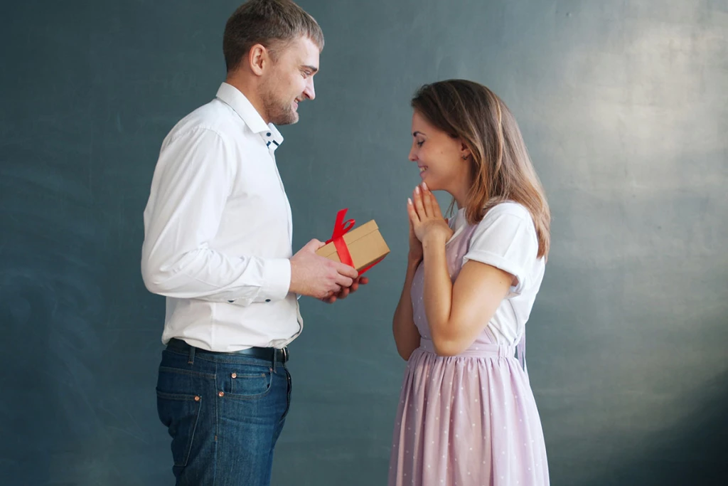 Pareja dando un regalo