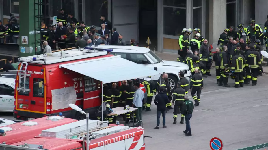 Rescatistas en la hidroeléctrica de Suviana, Italia, tras una explosión.