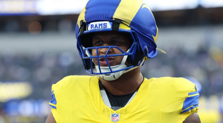 Alaric Jackson, jugador de los Angeles Rams, es suspendido por la NFL.