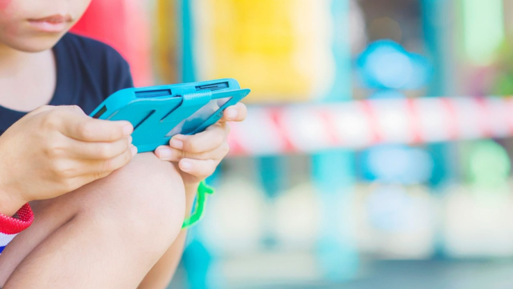 Escuelas de Irlanda prohíben el uso de celulares en menores de edad; no quieren frenar su infancia