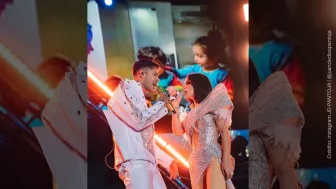 Juan y Kim cantando.jpg