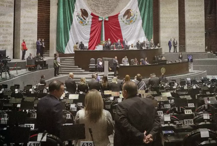 Diputados y senadores toman puente de seís días por Día de Muertos