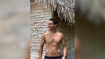 7. Aunque se ha enfocado en el remo, no es el único deporte que practica. También se entrena con pesas.