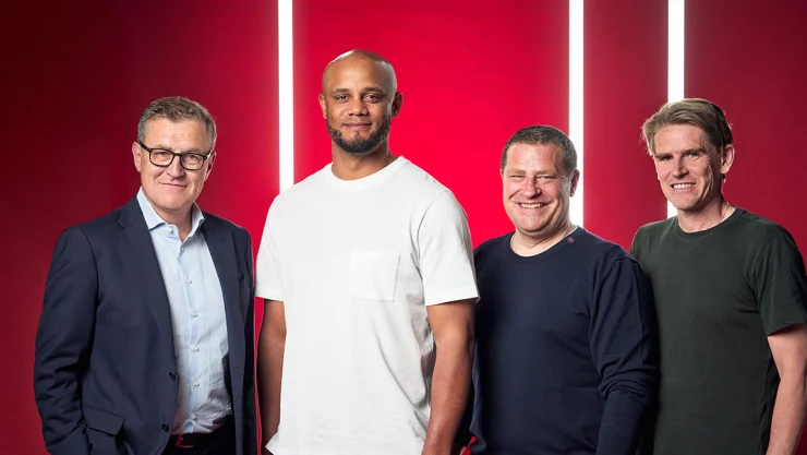 Vincent Kompany con directivos del Bayer Munich