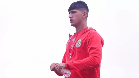 Alan Pulido es suplente para Milito