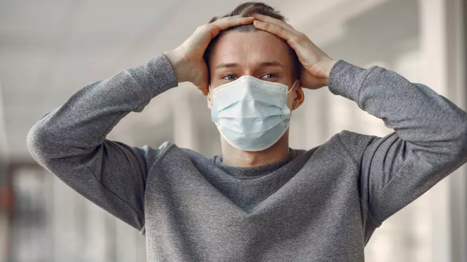 Hombre con cubrebocas y preocupado.