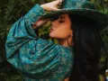 Becky G con sombrero..jpg