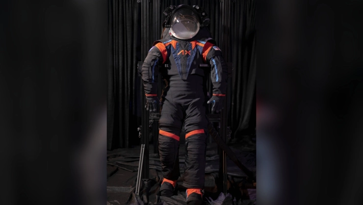 NASA presenta traje con el que viajarán los astronautas a la Luna
