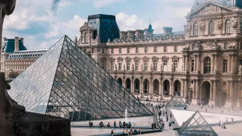 Sospechosos del robo de joyas en el Louvre confiesan su participación parcial