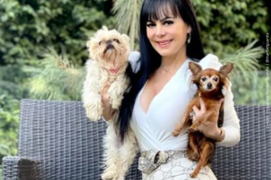 Maribel Guardia con sus perros,.jpg