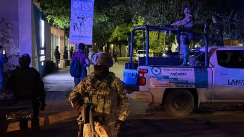 Dejan a un hombre asesinado a balazos frente al colegio Chapultepec en Culiácan..jpg