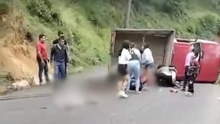 ¡REGADOS! Filtran video de los CUERPOS tras volcadura de camioneta en Veracruz