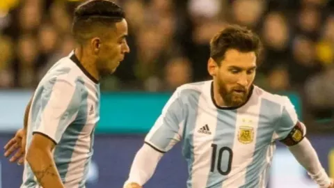José Luis Gómez jugando un partido con la Selección de Argentina al lado de Messi