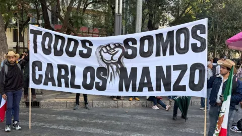 Con fotos de Carlos Manzo, Michoacán se hace presente en la marcha de la Generación Z en CDMX.jpg