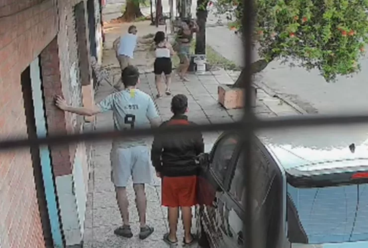 Abuelito pelea con su familia por una casa, agrede a una joven con un palo y se desploma por un infarto