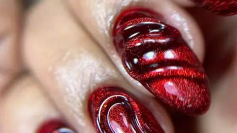 Te enamorarás de estos 9 diseños de uñas con efecto ojo de gato color rojo