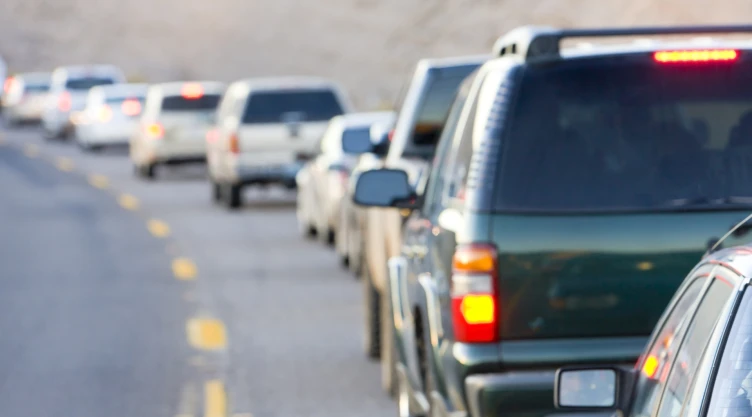 Fila de autos en pleno atasco de tráfico en Estados Unidos