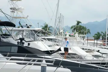 Preparativos en Puerto Vallarta ante llegada del huracán Simón.