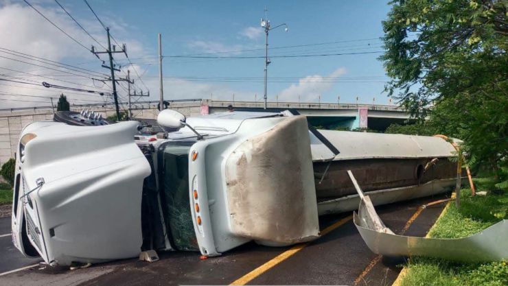 Accidente en carretera a Bernal hoy: Vuelca pipa en la Estatal 100