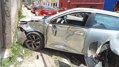 Manejaba por el centro de Mérida y por un error terminó CHOCANDO a un abuelito; Asi fue el fuerte accidente