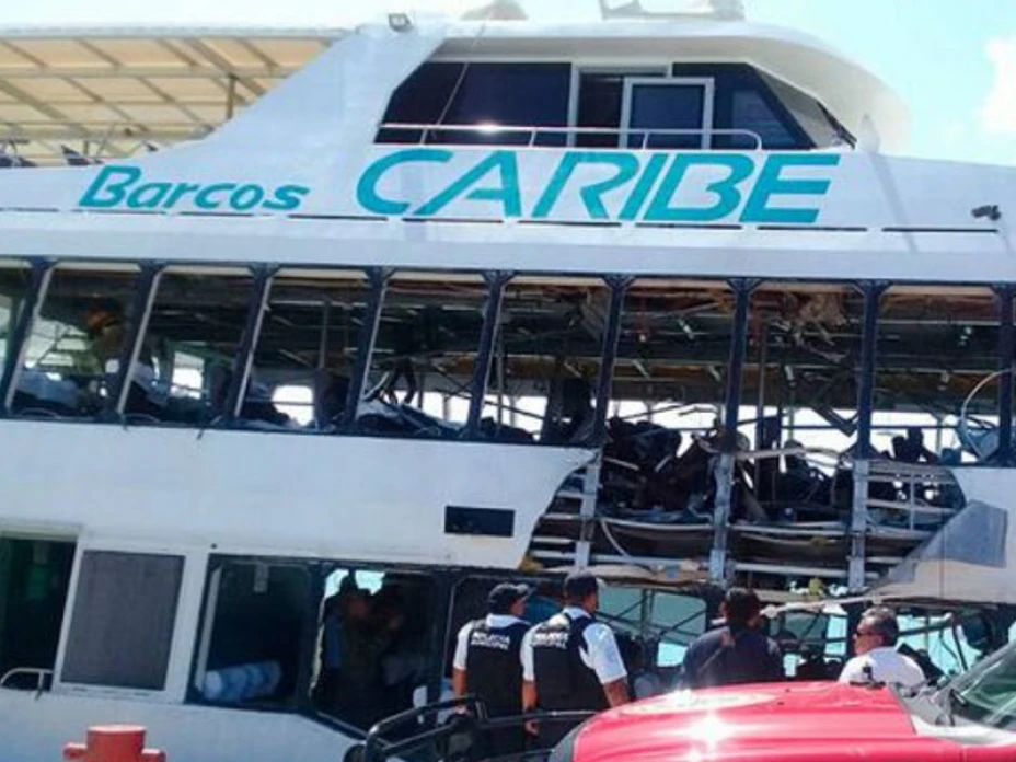 Ferry dañado por explosión.