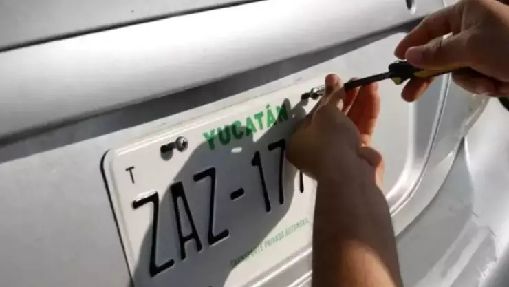 ¿Es ilegal llevar porta placas_ Autoridades detienen a conductor que llevaba un decorativo en la placa