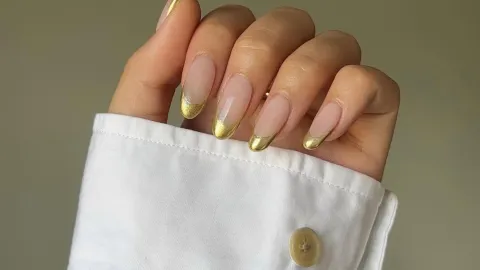 uñas doradas para mujeres de 50 y 60 años