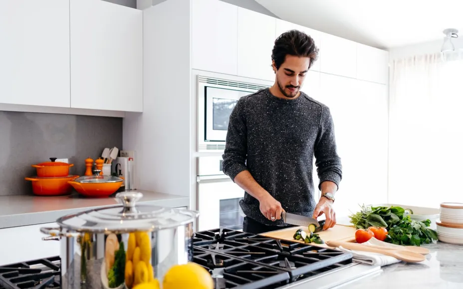 Hombre cocinando jason-briscoe-5IGprlBT5g4-unsplash.jpg