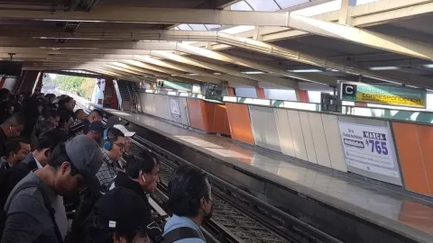 alta afluencia de usuarios en el Metro CDMX hoy 19 de julio