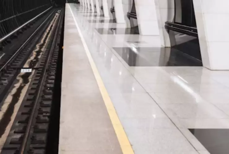 Mujer empuja a adolescente de 13 años a las vías del metro ¡dice que la vio feo!