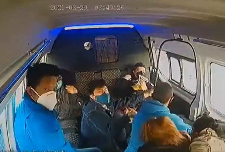 VIDEO: Chofer y pasajeros evitan asalto de combi en Naucalpan