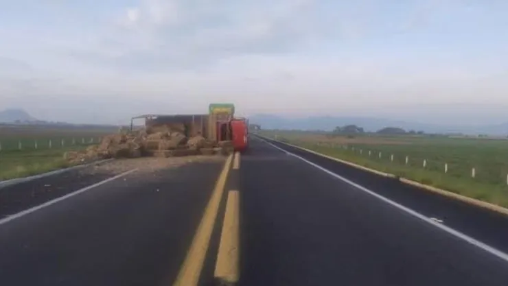 Fuerte accidente en la autopista Teziutlán-Virreyes bloqueó el paso hoy; un tráiler volcó