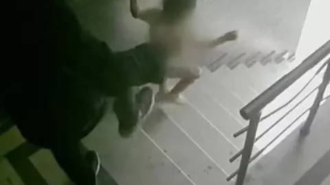 Captan a padre empujando a su hija por las escaleras en Estambul: el caso llega a los tribunales