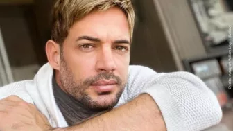 William Levy con playera gris..jpg