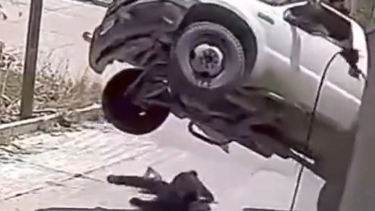 Intenta escapar de camioneta sin frenos y casi muere en Oaxaca