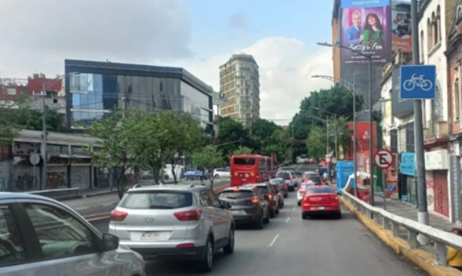 Abundante carga vehicular en Avenida Insurgentes