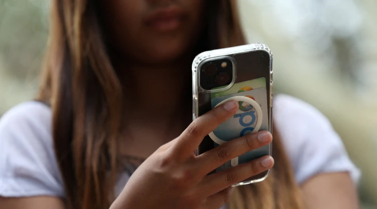 niña con teléfono